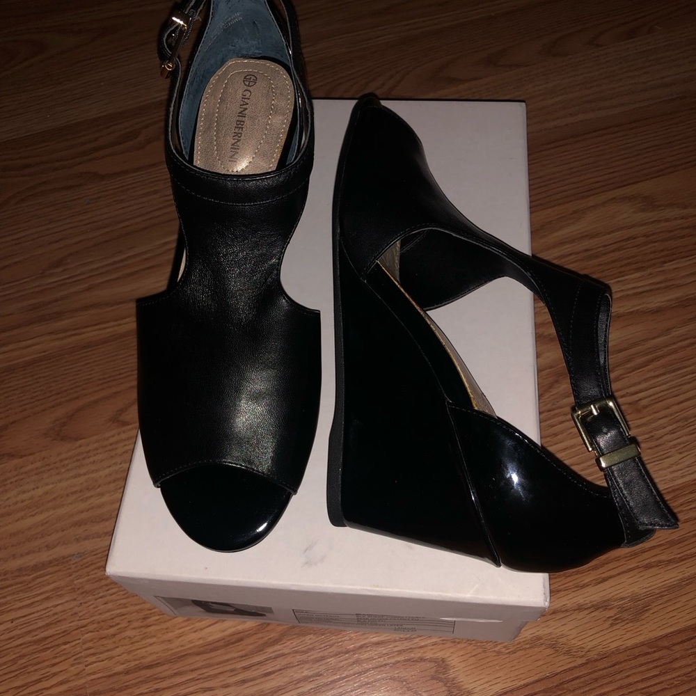 Authentic Giani Bernini Peep toe Leather Wedge Sandals Sz 6